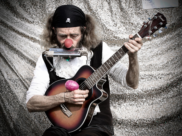 Обои картинки фото мужчины, unsort, нос, пират, губная, гармоника, гитара