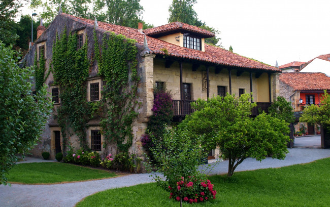 Обои картинки фото испания, комильяс, города, здания, дома, деревья, улица, кусты