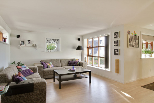 Обои картинки фото интерьер, гостиная, комната, диван, подушки