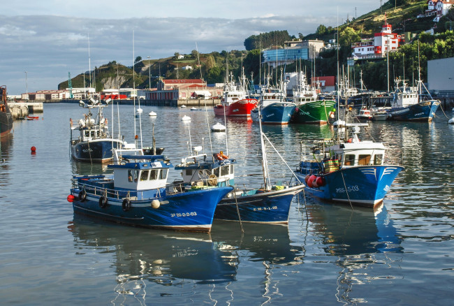 Обои картинки фото испания, бермео, корабли, разные, вместе, яхты, катера, лодки