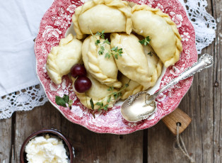 Картинка еда пельмени +манты +вареники ложка вишни вареники