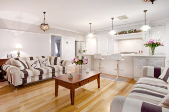 Картинка интерьер гостиная столик диваны