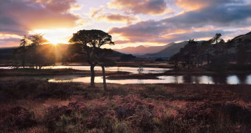 Картинка природа восходы закаты горы тучи долина солнце деревья река