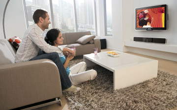 Картинка разное мужчина+женщина подушки диван комната мужчина окно телевизор стол улыбка женщина город