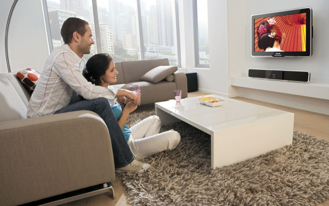 Обои картинки фото разное, мужчина женщина, подушки, диван, комната, мужчина, окно, телевизор, стол, улыбка, женщина, город