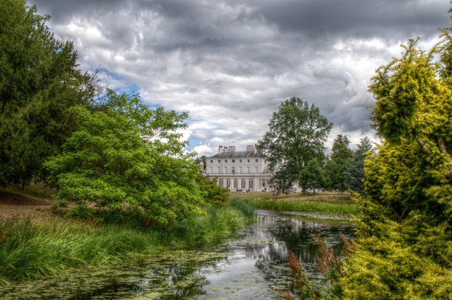 Обои картинки фото города, - здания,  дома, особняк, тучи, лес, речка