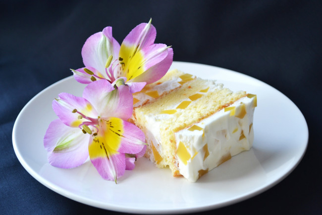 Обои картинки фото еда, торты, альстромерия