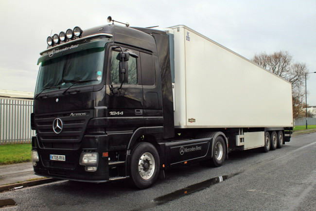 Обои картинки фото mercedes actros 1844, автомобили, mercedes trucks, двигатели, подразделение, daimler, ag, легковые, грузовики, автобусы, mercedes-benz, германия