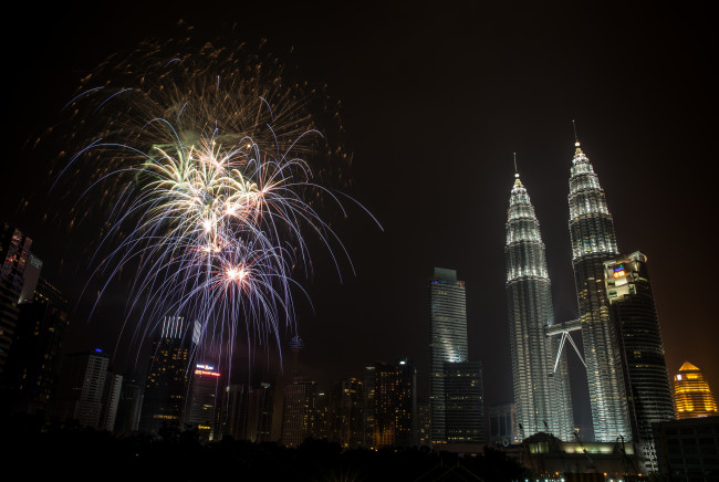 Обои картинки фото города, куала-лумпур , малайзия, зрелище, иллюминация, фейерверк