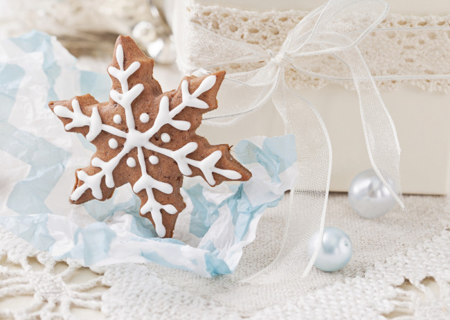 Обои картинки фото праздничные, угощения, печенье, снежинка, бусинки, ленточка