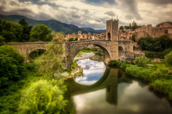 Картинка puente+fortificado+de+besal& 250 города -+мосты дома башня мост река горы