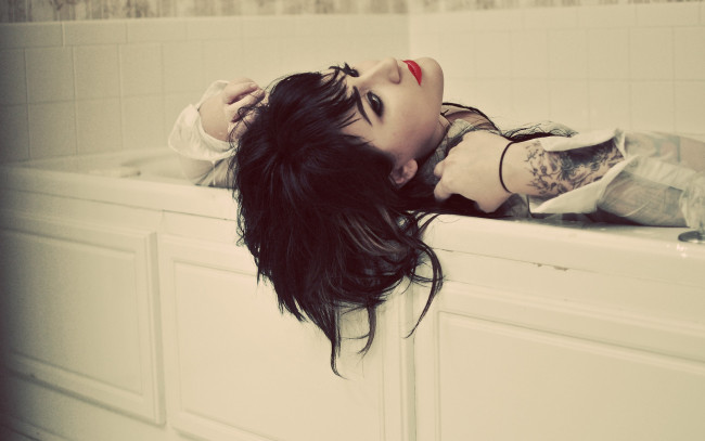 Обои картинки фото девушки, -unsort , брюнетки,  шатенки, татуировки, брюнетка, девушка, рубашка, ванна