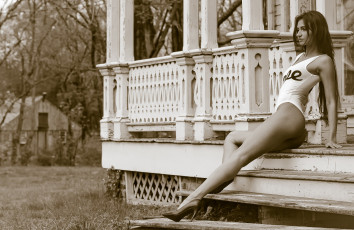 Картинка девушки -unsort+ Черно-белые+обои туфли крыльцо ilvy kokomo