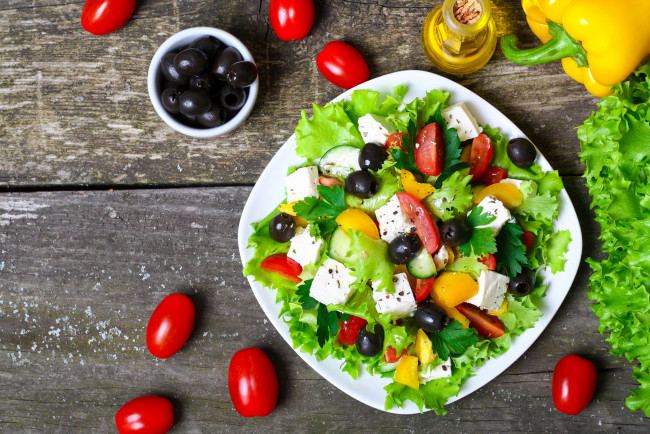 Обои картинки фото еда, салаты,  закуски, сыр, оливки, перец, помидоры, масло, тарелка, салат, листья, томаты