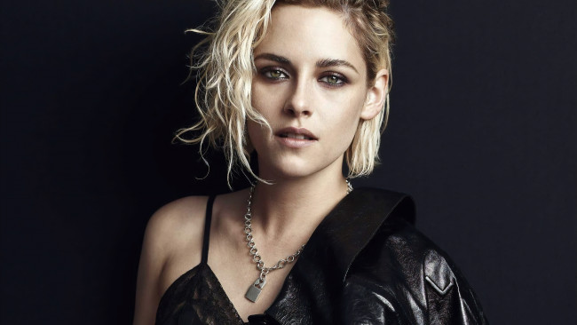 Обои картинки фото девушки, kristen stewart, блондинка, актриса, кулон, куртка