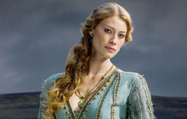 Обои картинки фото alyssa sutherland, кино фильмы, vikings , 2013,  сериал, alyssa, sutherland, актриса, австралия, девушка, модель, светловолосая, красотка, красавица, флирт, стройная, фигура, сексуальная, секси, поза, взгляд, макияж