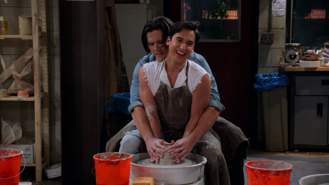 Обои картинки фото кино фильмы, pretty smart , сериал, парни, глина, мастерская