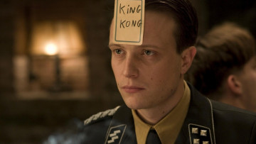 Картинка кино+фильмы inglourious+basterds офицер бумажка