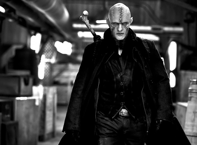 Обои картинки фото кино фильмы, the strain, мутант, оружие, коридор