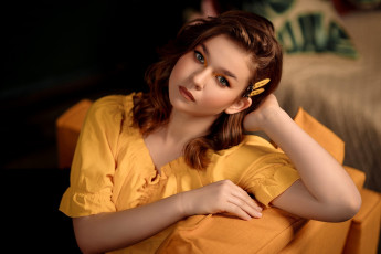 Картинка девушки -+брюнетки +шатенки шатенка лицо платье кресло