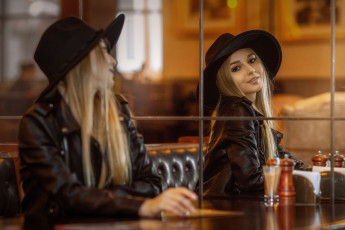 Картинка красивая+девушка девушки -+лица +портреты девушка женщина шатенка темноволосая сексуальная модель звезда позирует разная обувь верхняя стильная одежда нижнее эротическое бельё трусы лифчик колготки чулки аксессуары макияж и множество элементов на фотографии