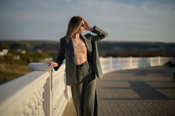 Картинка красивая+девушка девушки -+брюнетки +шатенки девушка женщина шатенка темноволосая сексуальная модель звезда позирует разная обувь верхняя стильная одежда нижнее эротическое бельё трусы лифчик колготки чулки аксессуары макияж и множество элементов на фотографии