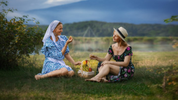 обоя две девушки, девушки, - группа девушек, женщины, две, вместе, разные, сексуальные, модели, звёзды, позируют, разная, обувь, верхняя, стильная, одежда, нижнее, эротическое, бельё, трусы, лифчик, аксессуары, макияж, колготки, чулки, и, множество, элементов, на, фотографии