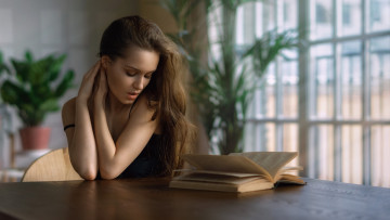 обоя красивая девушка, девушки, - лица,  портреты, девушка, женщина, шатенка, темноволосая, сексуальная, модель, звезда, позирует, разная, обувь, верхняя, стильная, одежда, нижнее, эротическое, бельё, трусы, лифчик, колготки, чулки, аксессуары, макияж, и, множество, элементов, на, фотографии