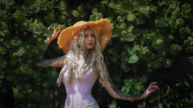 Обои картинки фото красивая девушка, девушки, - лица,  портреты, девушка, женщина, блондинка, светловолосая, сексуальная, модель, звезда, позирует, разная, обувь, верхняя, стильная, одежда, нижнее, эротическое, бельё, трусы, лифчик, колготки, чулки, аксессуары, макияж, и, множество, элементов, на, фотографии