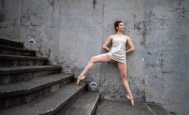 Обои картинки фото красивая девушка, девушки, - брюнетки,  шатенки, девушка, женщина, шатенка, темноволосая, сексуальная, модель, звезда, позирует, попа, грудь, ножки, разная, обувь, верхняя, стильная, одежда, нижнее, эротическое, бельё, трусы, лифчик, колготки, чулки, аксессуары, макияж, и, множество, элементов, на, фотографии