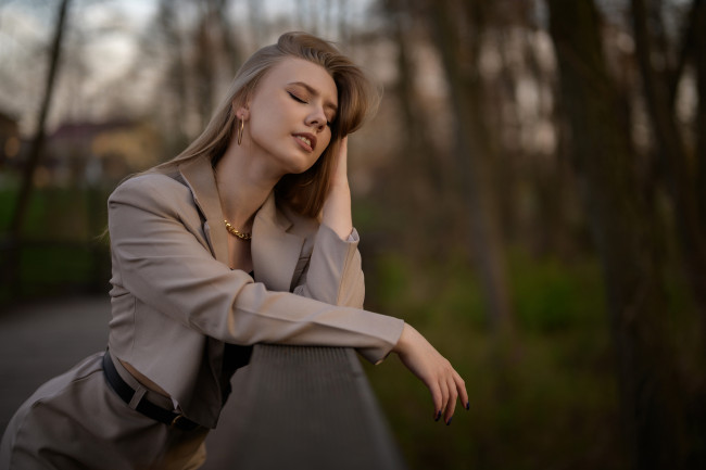 Обои картинки фото красивая девушка, девушки, - лица,  портреты, девушка, женщина, шатенка, темноволосая, сексуальная, модель, звезда, позирует, разная, обувь, верхняя, стильная, одежда, нижнее, эротическое, бельё, трусы, лифчик, колготки, чулки, аксессуары, макияж, и, множество, элементов, на, фотографии