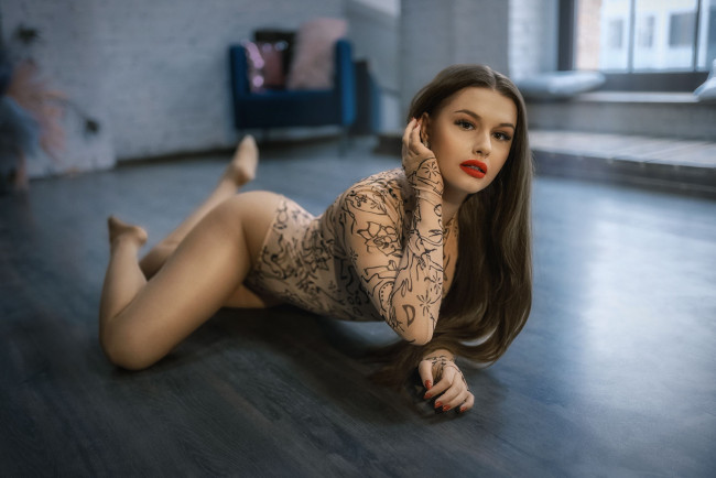 Обои картинки фото красивая девушка, девушки, - брюнетки,  шатенки, девушка, женщина, шатенка, темноволосая, сексуальная, модель, звезда, позирует, разная, обувь, верхняя, стильная, одежда, нижнее, эротическое, бельё, трусы, лифчик, колготки, чулки, аксессуары, макияж, и, множество, элементов, на, фотографии