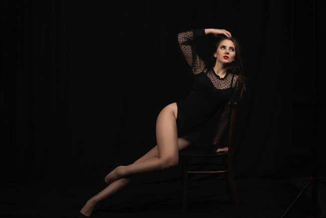 Обои картинки фото красивая девушка, девушки, - брюнетки,  шатенки, девушка, женщина, брюнетка, темноволосая, сексуальная, модель, звезда, позирует, разная, обувь, верхняя, стильная, одежда, нижнее, эротическое, бельё, трусы, лифчик, колготки, чулки, аксессуары, макияж, и, множество, элементов, на, фотографии