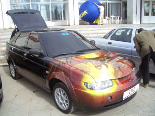 Картинка автомобили выставки уличные фото