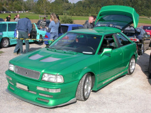 Картинка автомобили выставки уличные фото