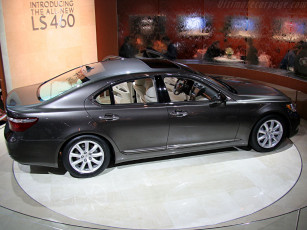 Картинка автомобили выставки уличные фото