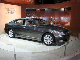 Картинка автомобили выставки уличные фото