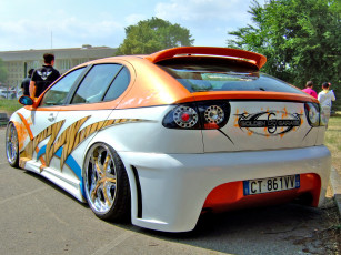 Картинка автомобили выставки уличные фото