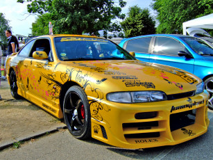 Картинка автомобили выставки уличные фото