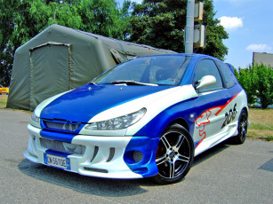 Картинка автомобили выставки уличные фото