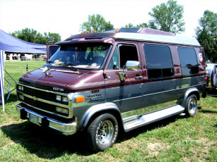 Картинка автомобили выставки уличные фото