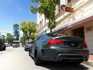 Картинка автомобили выставки уличные фото