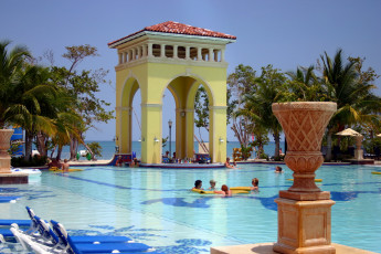 Картинка интерьер бассейны открытые площадки пальмы лежаки бассейн ваза