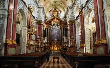 Картинка интерьер убранство роспись храма алтарь скамейки