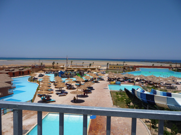 Обои картинки фото интерьер, бассейны, открытые, площадки, море, зонтики