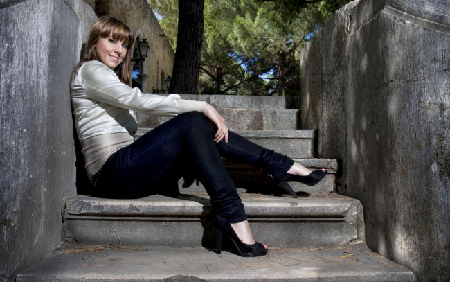 Обои картинки фото музыка, melanie, chisholm, ступени