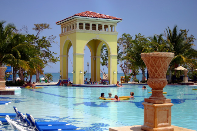 Обои картинки фото интерьер, бассейны, открытые, площадки, пальмы, лежаки, бассейн, ваза