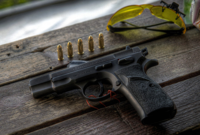 Обои картинки фото оружие, пистолеты, очки, доски, пистолет, пули