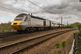 Картинка техника электрички мачты электричка рельсы провода