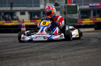 Картинка спорт автоспорт трек карт гонщик вираж шлем